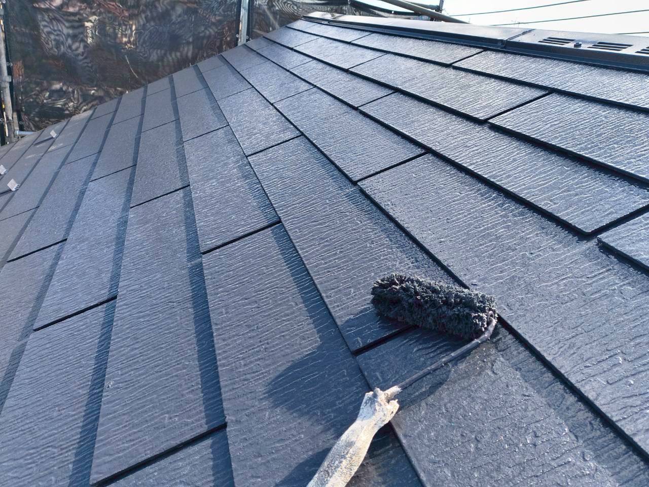 シャネツロッククルーフ上塗りで屋根塗装を仕上げる